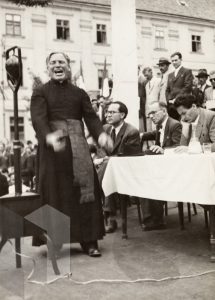Választási nagygyűlés a Széchenyi téren, 1945. A háttérben Boros István, Erdei Ferenc és Keresztury Dezső JPM – Helytörténeti Gyűjtemény Ht5560