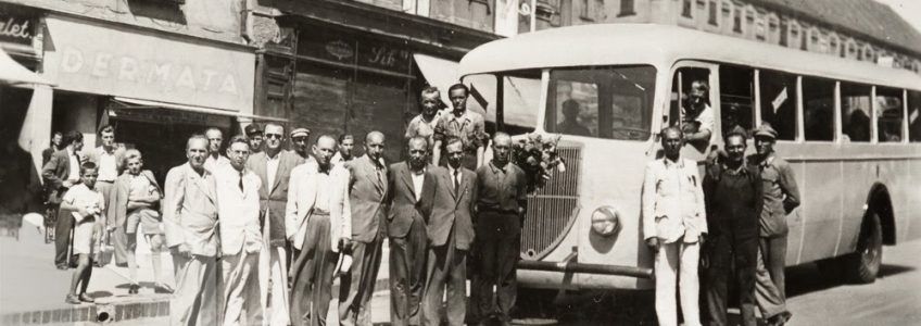 A Széchenyi térről Szabolcsra indul az első megjavított autóbusz. A képen kalappal a kezében dr. Boross István főispán, bal oldalán Tolnai József polgármester. JPM – Helytörténeti Gyűjtemény F. 638